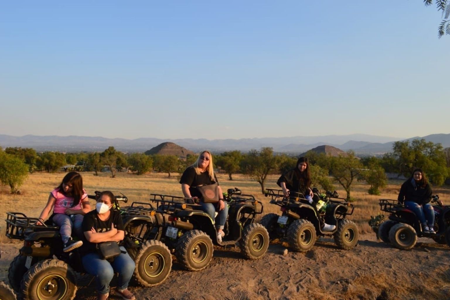 Cuatrimotos en ruta panorámica alrededor de la zona arqueológica de Teotihuacán