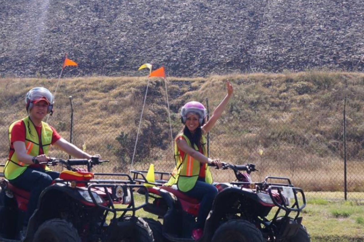 Grupo off-road en cuatrimoto en Teotihuacán con Descubriendo México