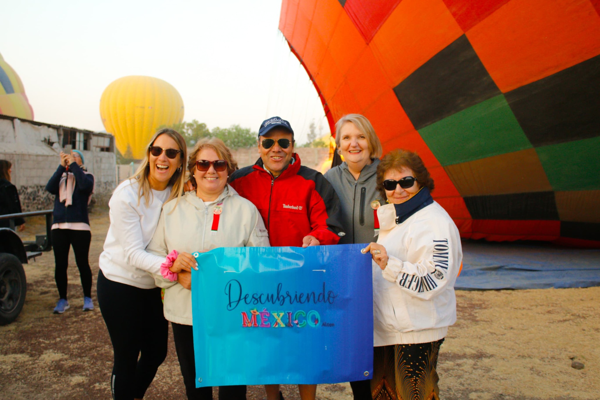 Grupo al atardecer frente a las pirámides de Teotihuacán