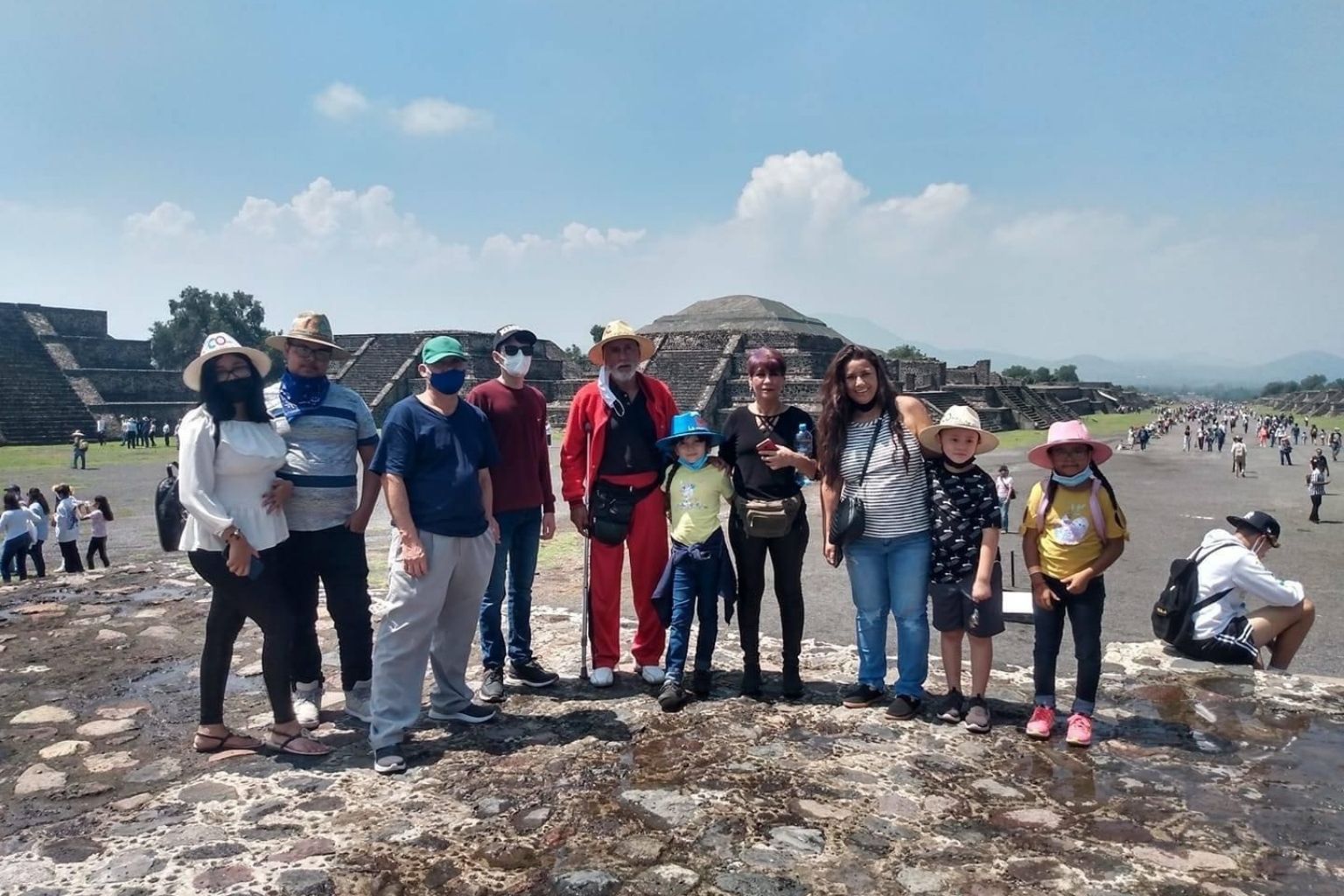 Grupo de viajeros en las pirámides de Teotihuacán disfrutando tour guiado