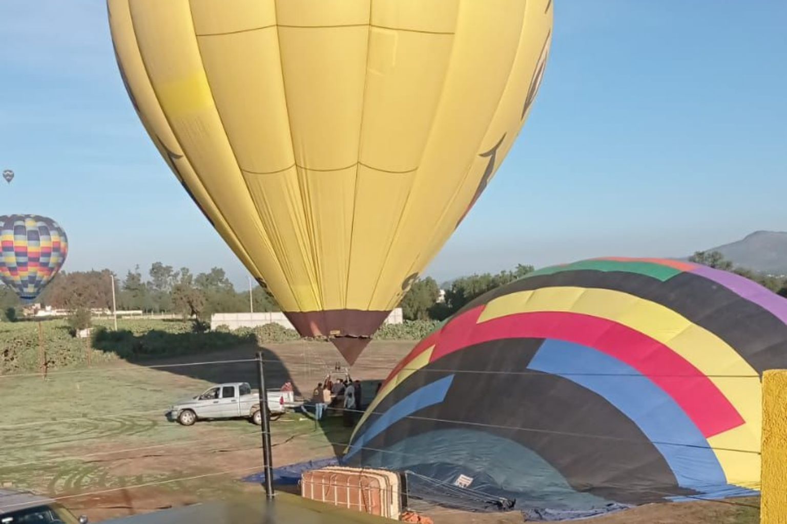 Grupo en globo disfrutando vista aérea de Teotihuacán